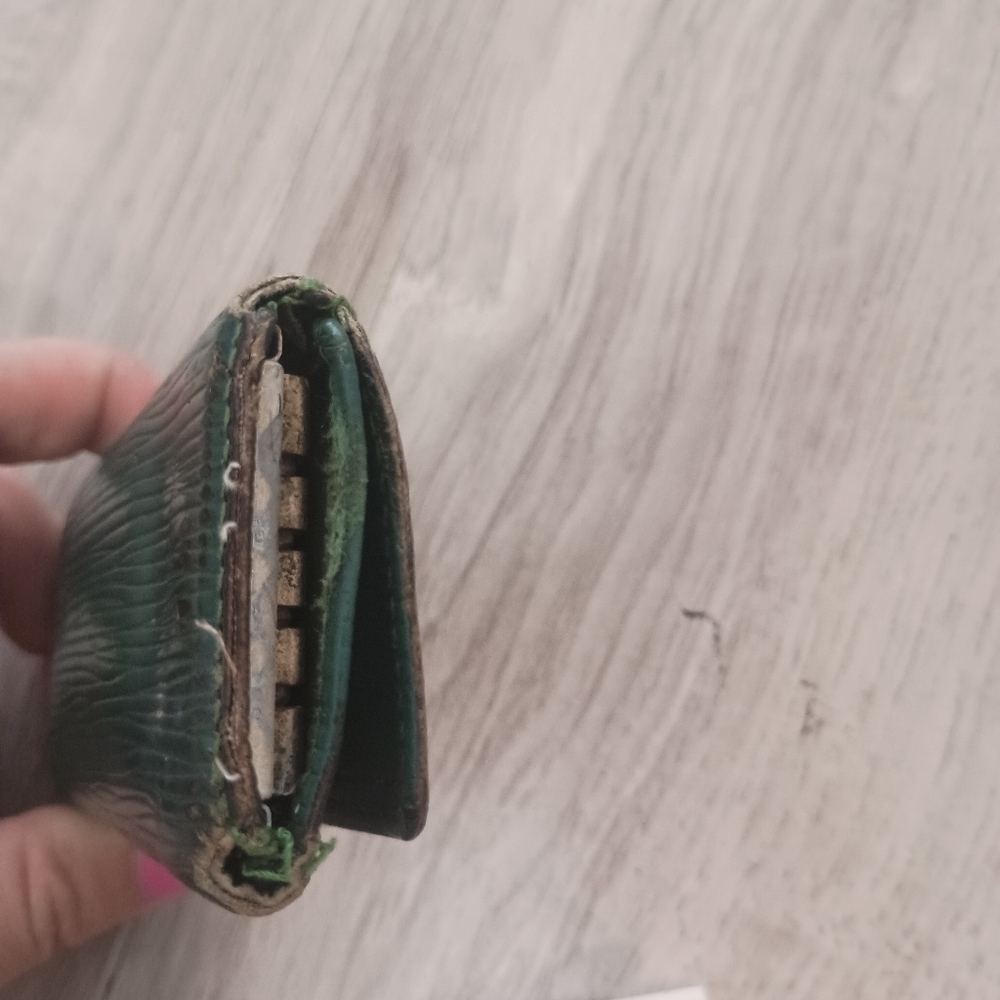 AUTHENTIC Louis Vuitton Green Epi Leather 4 Key Holder - Picture 6 of 7